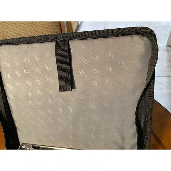 Case-it Zipper Binder, 3-Ring, Handle and Shoulder Strap, Red & Gray - Picture 10 of 16